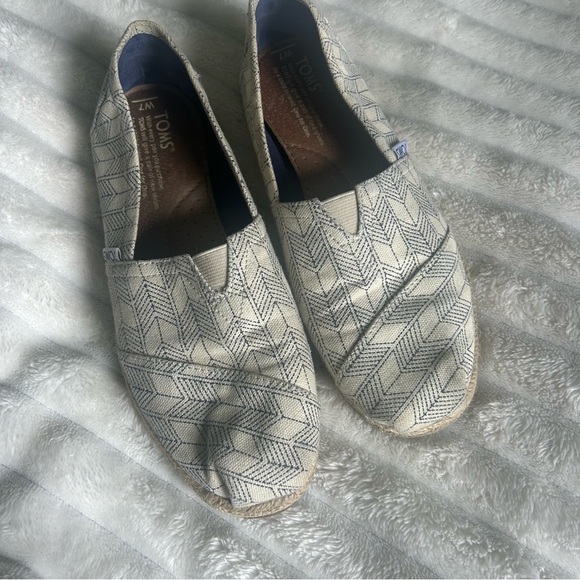 Toms Womens US7 Cream Patterned Loafers - Picture 6 of 7